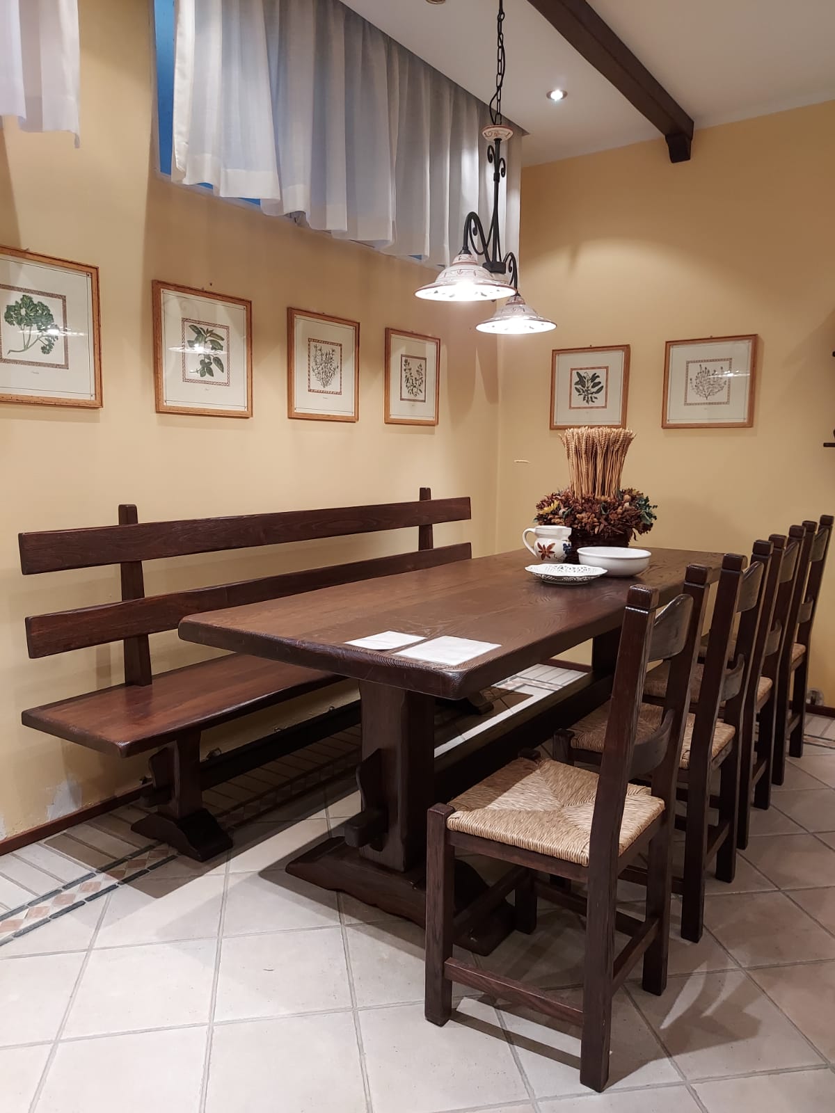 Gruppo Tavolo, panca e sedie modello Troncone